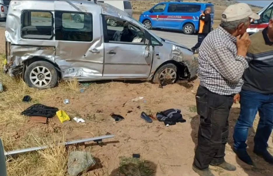 Otomobil ile hafif ticari araç çarpıştı: 1 ölü, 3 yaralı