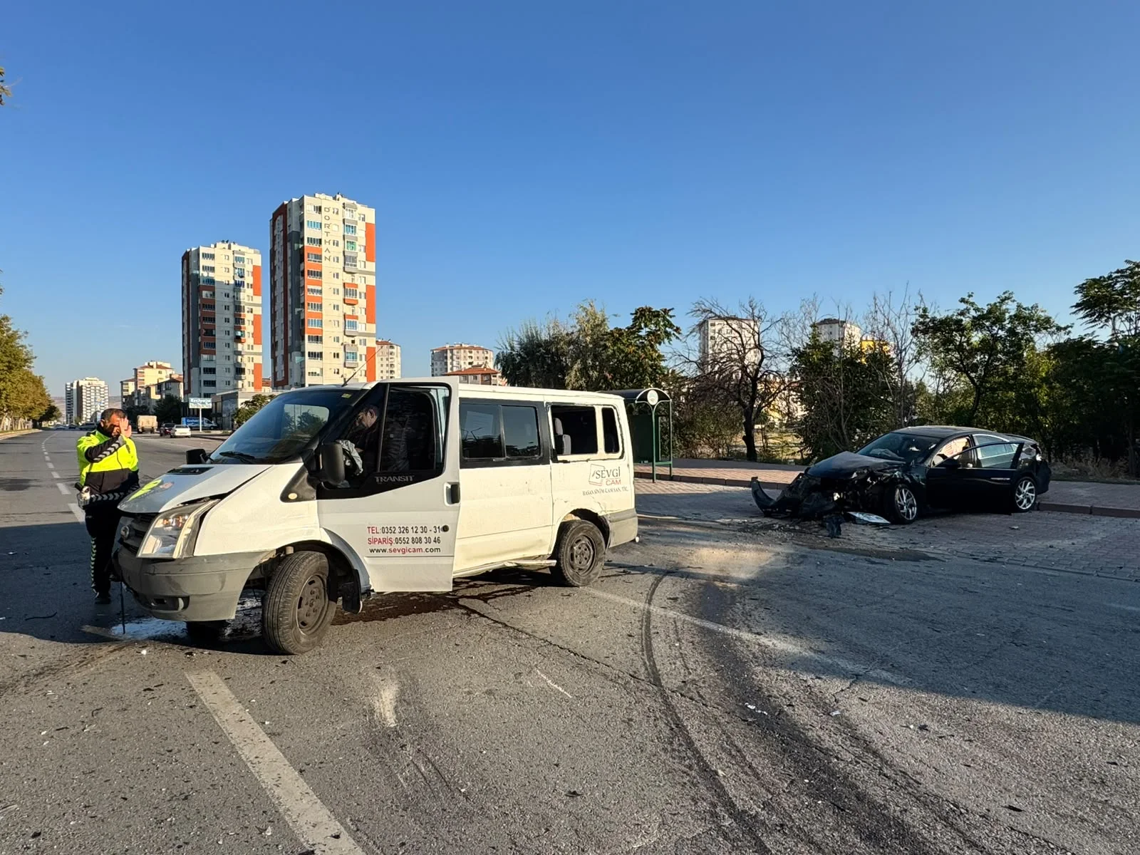 Kayseri’de minibüs ile otomobil çarpıştı: 2 yaralı