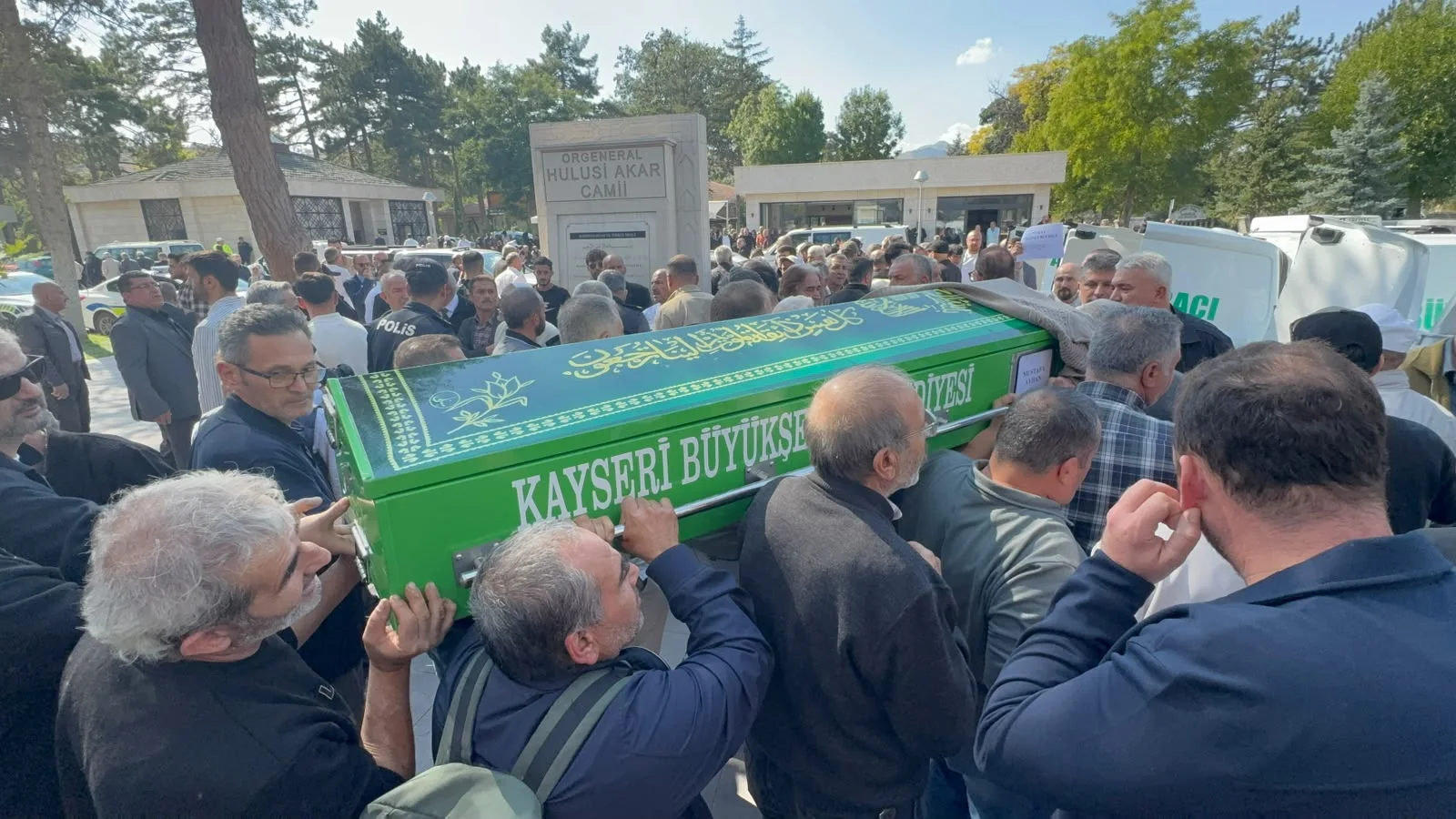 Kazada yaşamını yitiren Karakoç çifti ile Nazlı Avcı son yolculuğuna uğurlandı