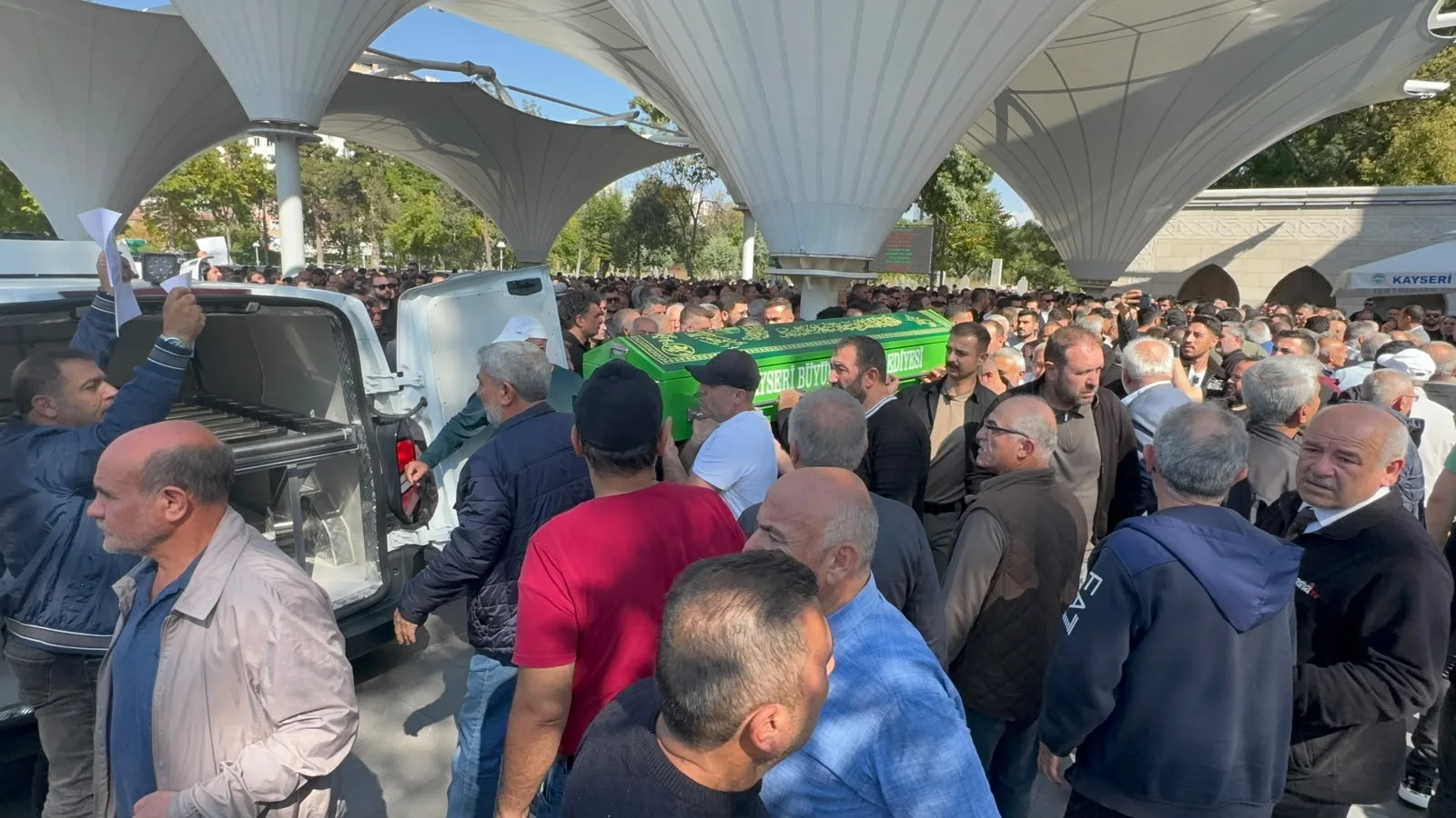 Kazada yaşamını yitiren Karakoç çifti ile Nazlı Avcı son yolculuğuna uğurlandı