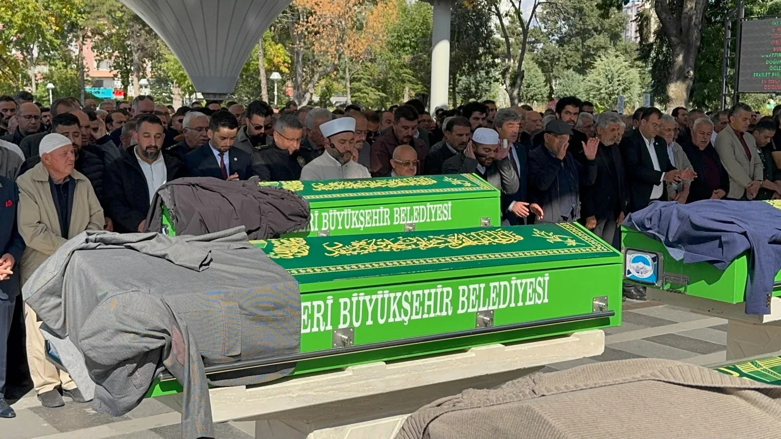 Kazada yaşamını yitiren Karakoç çifti ile Nazlı Avcı son yolculuğuna uğurlandı