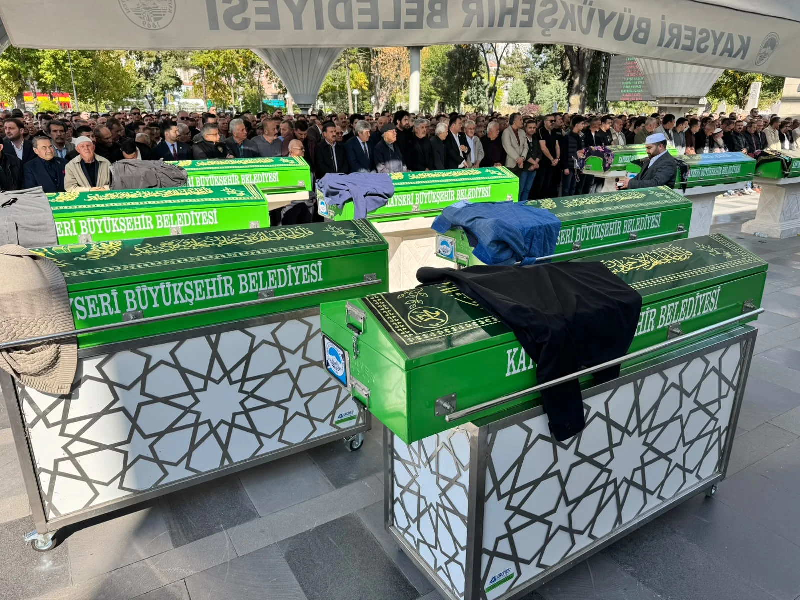 Kazada yaşamını yitiren Karakoç çifti ile Nazlı Avcı son yolculuğuna uğurlandı