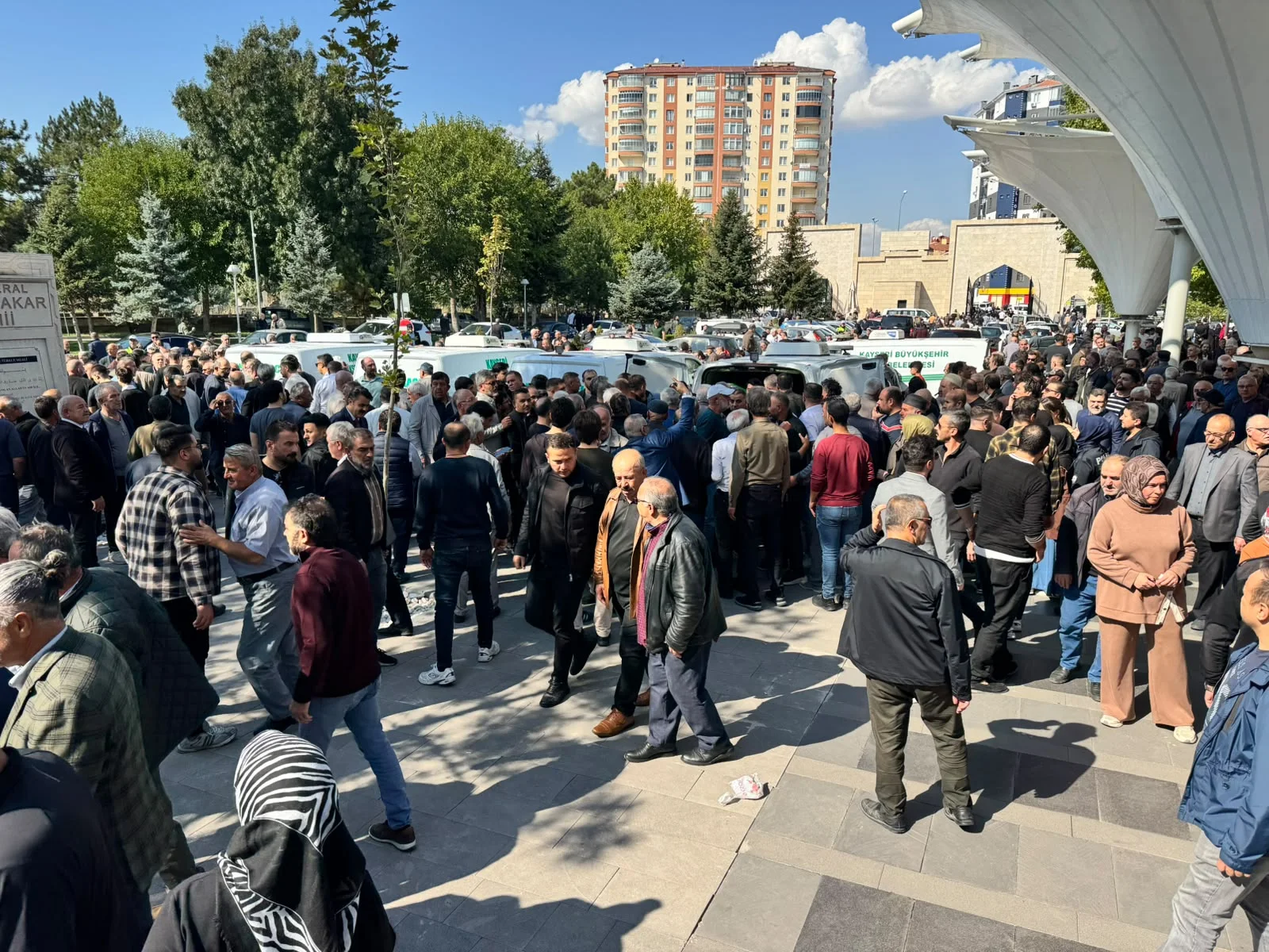 Kazada yaşamını yitiren Karakoç çifti ile Nazlı Avcı son yolculuğuna uğurlandı