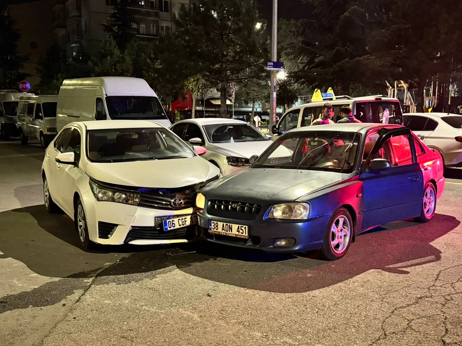 Kayseri’de iki otomobil çarpıştı: anne ile kızı yaralandı