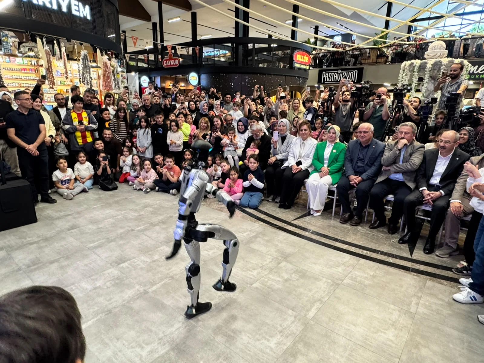 Melikgazi’de MEGA robot tanıtıldı, TEKNOFEST şampiyonları ödüllendirildi