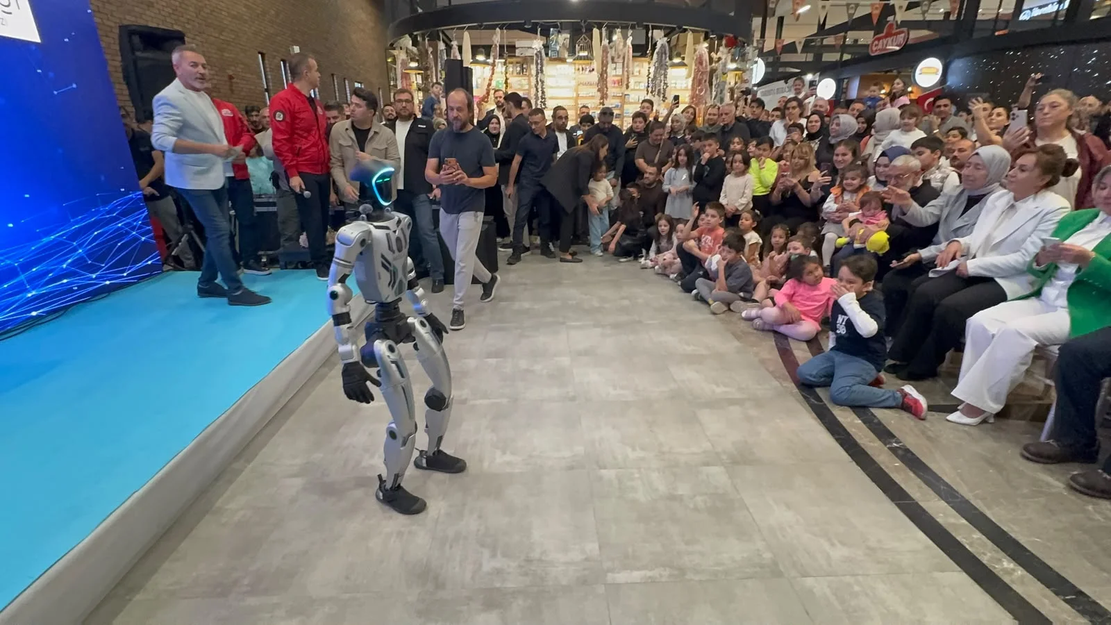 Melikgazi’de MEGA robot tanıtıldı, TEKNOFEST şampiyonları ödüllendirildi
