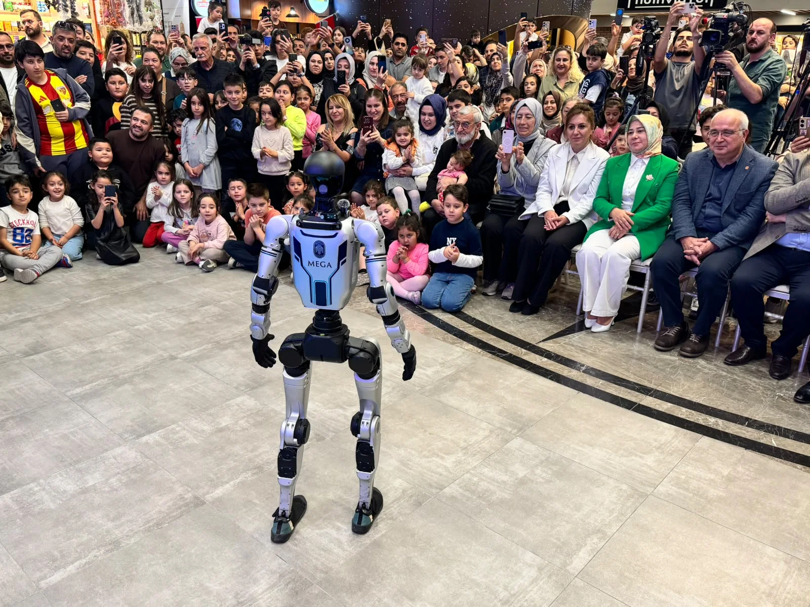 Melikgazi’de MEGA robot tanıtıldı, TEKNOFEST şampiyonları ödüllendirildi