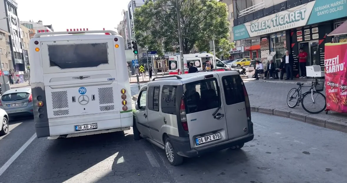 Akrabasını bıçaklayıp kaçarken hafif ticari aracıyla halk otobüsüne çarptı