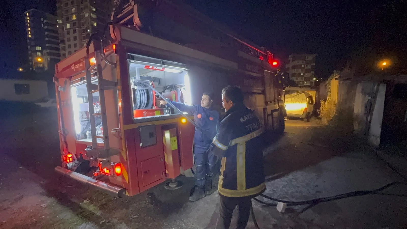 Kayseri’de iki metruk bina ateşe verildi