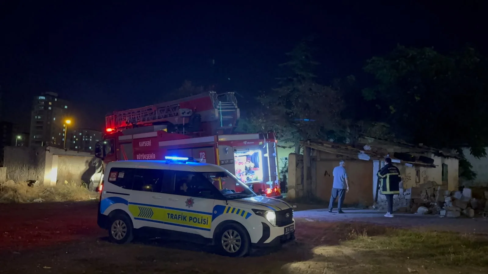 Kayseri’de iki metruk bina ateşe verildi