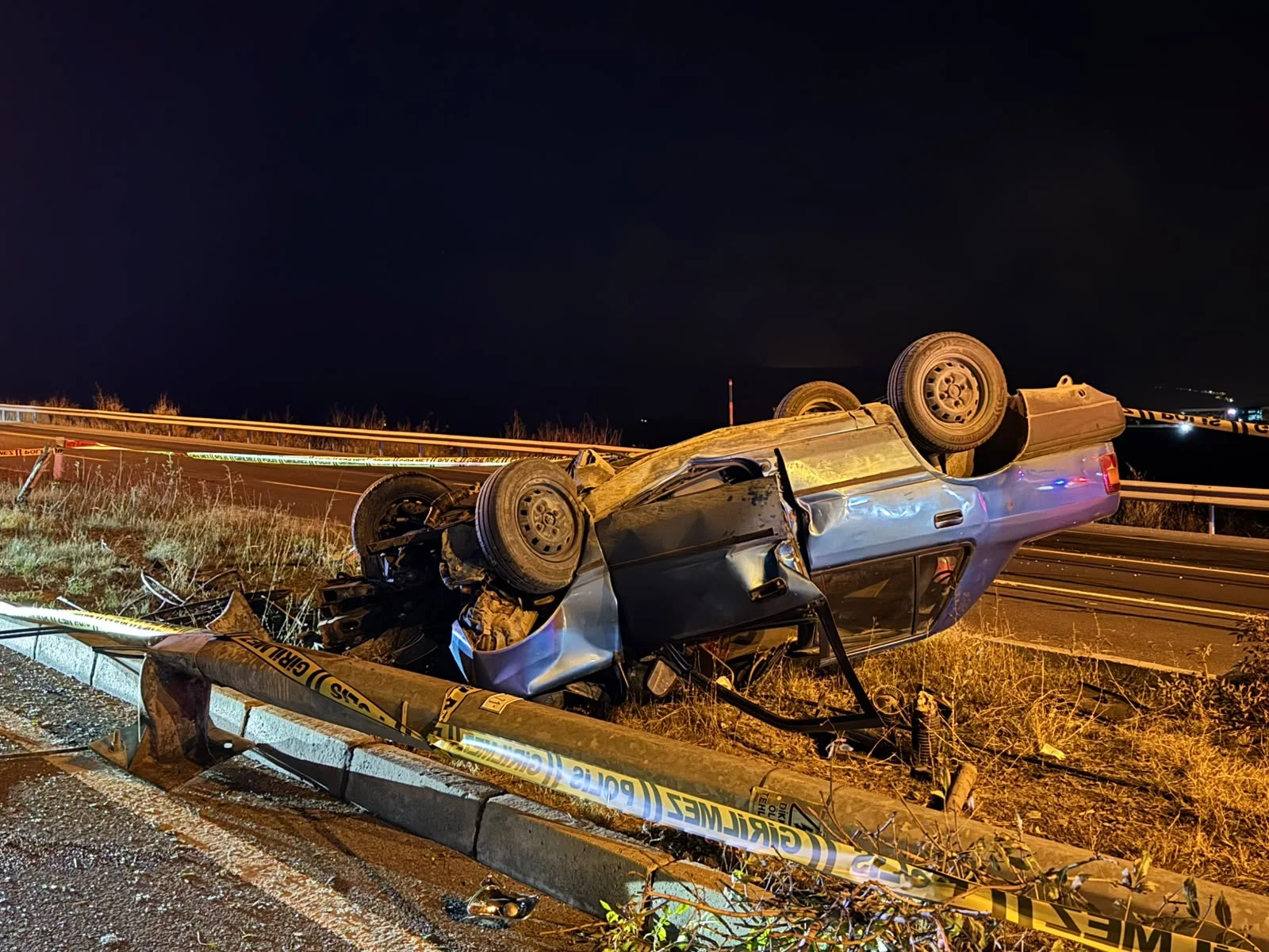 Kayseri’de otomobil refüje devrildi: 2 yaralı