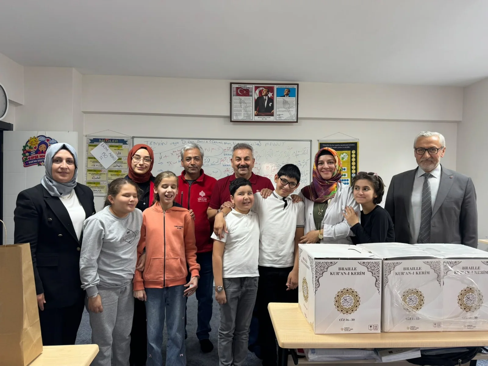 Vakıflar Bölge Müdürlüğü’nden görme engelli öğrencilere Kur’an-ı Kerim ve beyaz baston desteği
