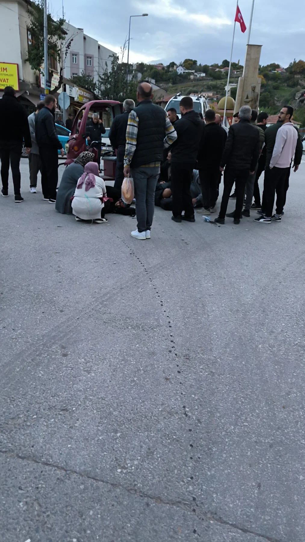 Pikap ile üç tekerlekli motosiklet çarpıştı: 2 yaralı