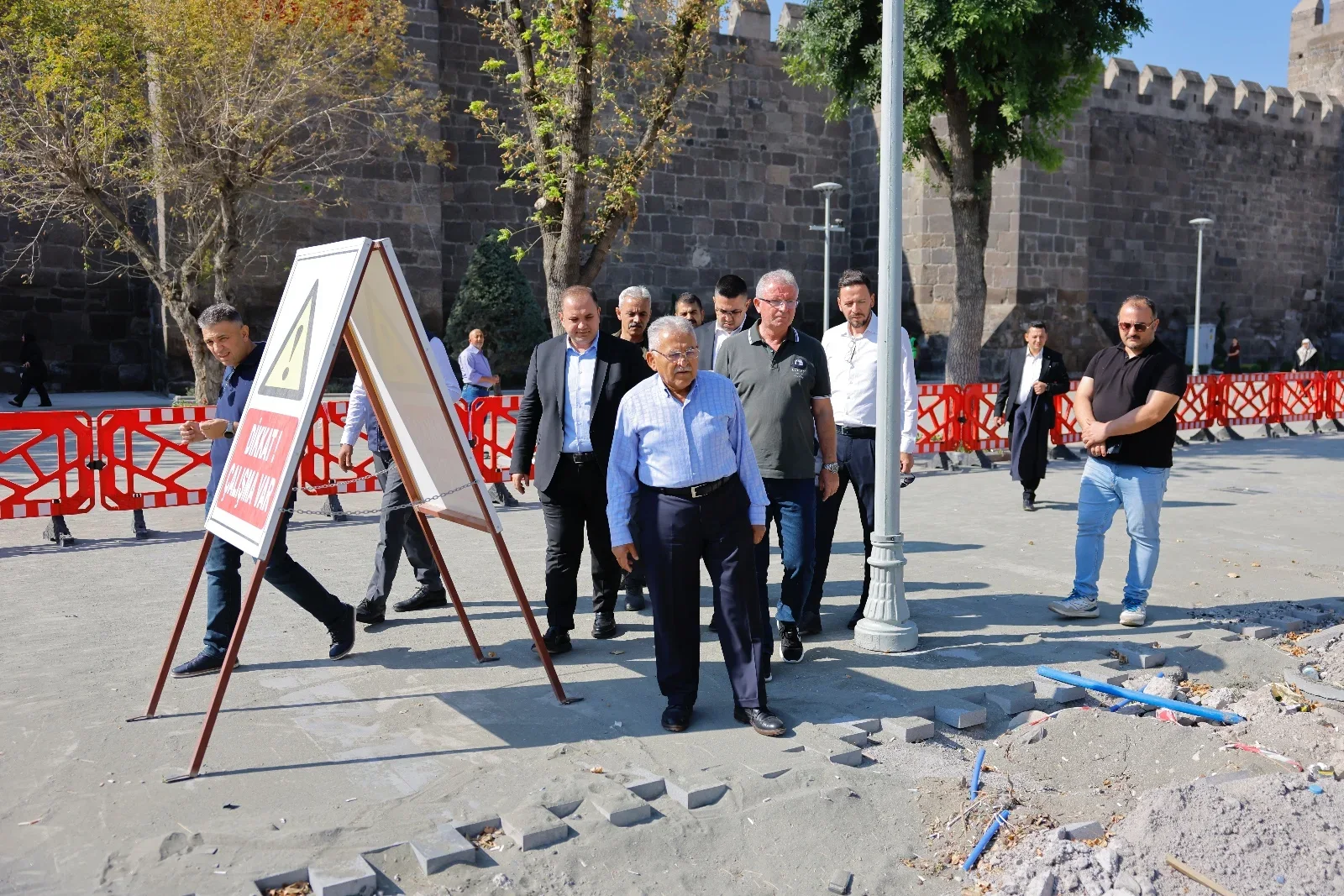 Başkan Büyükkılıç, Cumhuriyet Meydanı’ndaki çalışmaları inceledi