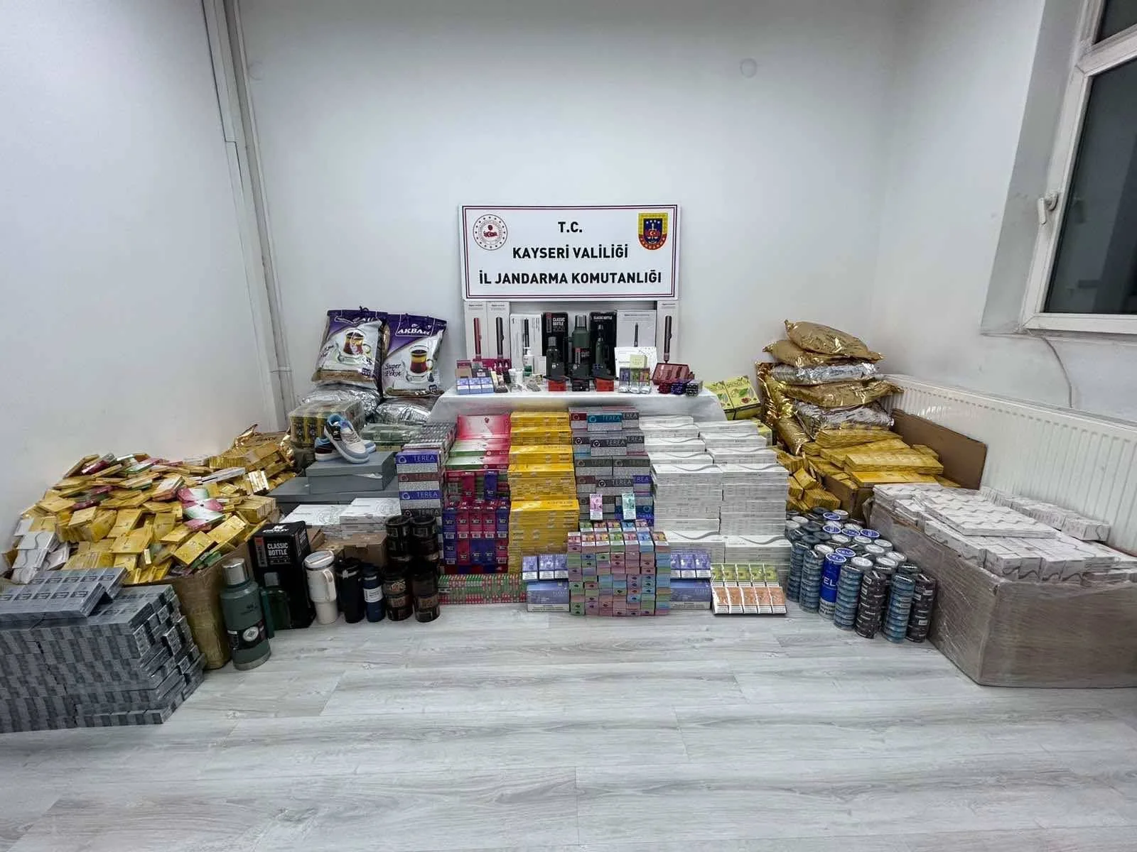 Kayseri’de 20 milyon TL’lik kaçak ürün ele geçirildi