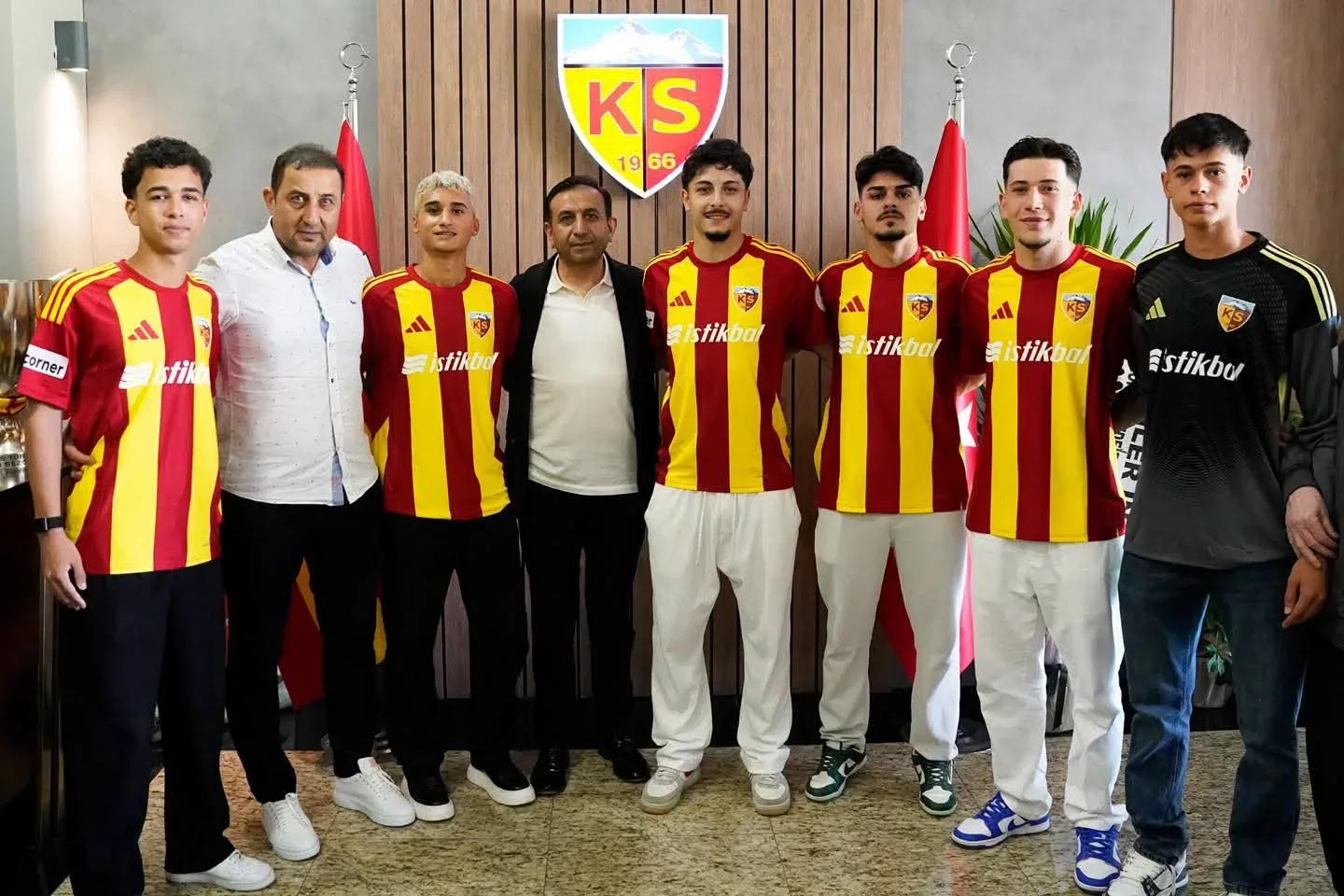 Kayserispor, 6 altyapı oyuncusuyla profesyonel sözleşme imzaladı