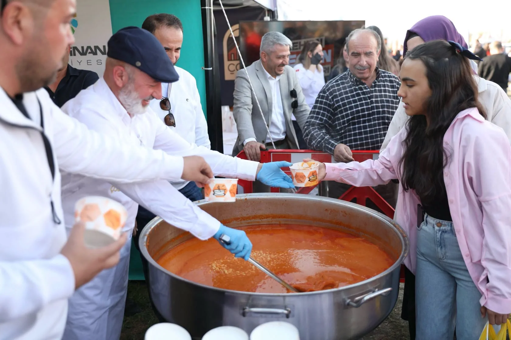 Kocasinan Gastronomi Günleri’nde vatandaşa Gömeç fasulyesi ikram etti