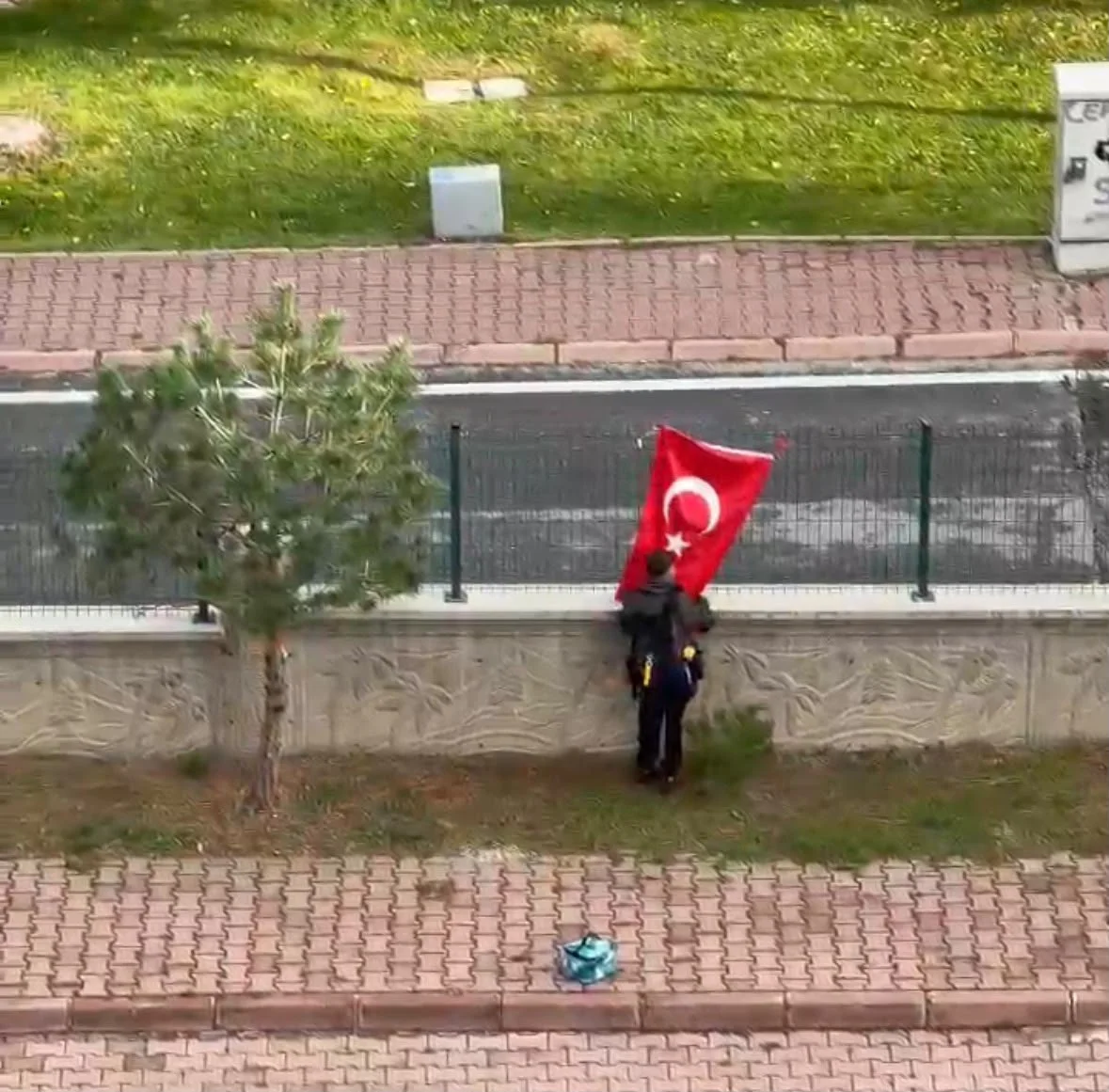 Kayseri’de ilkokul öğrencisinden Türk bayrağına duyarlı davranış