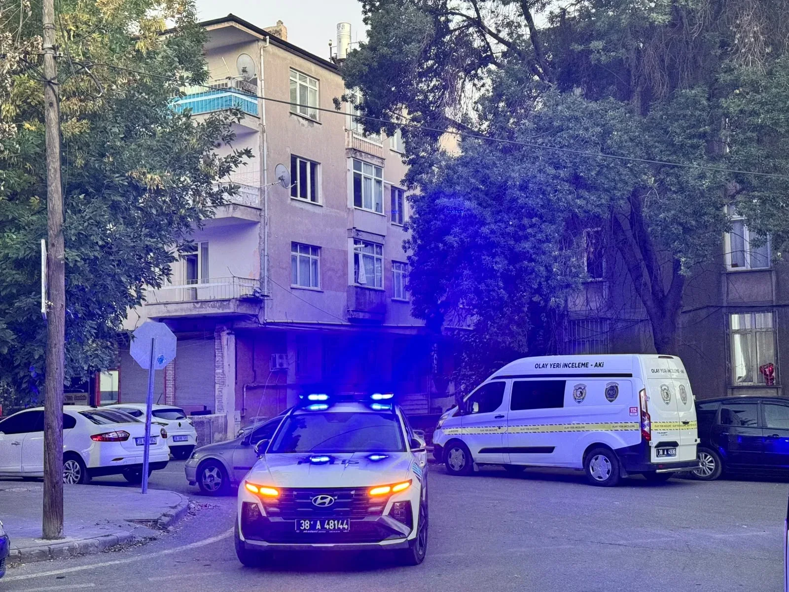 Cezaevinden çıktıktan bir gün sonra arkadaşıyla kavga edip birbirlerini satırla yaraladılar