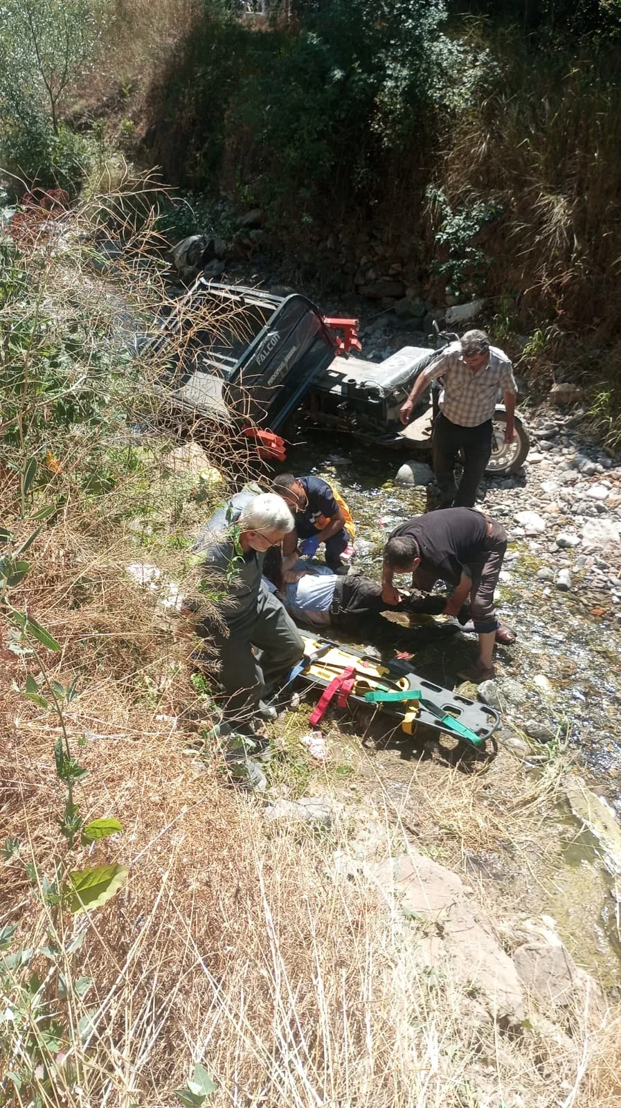 Üç tekerlekli motosiklet dere yatağına uçtu: Dede ile 2 torunu yaralandı