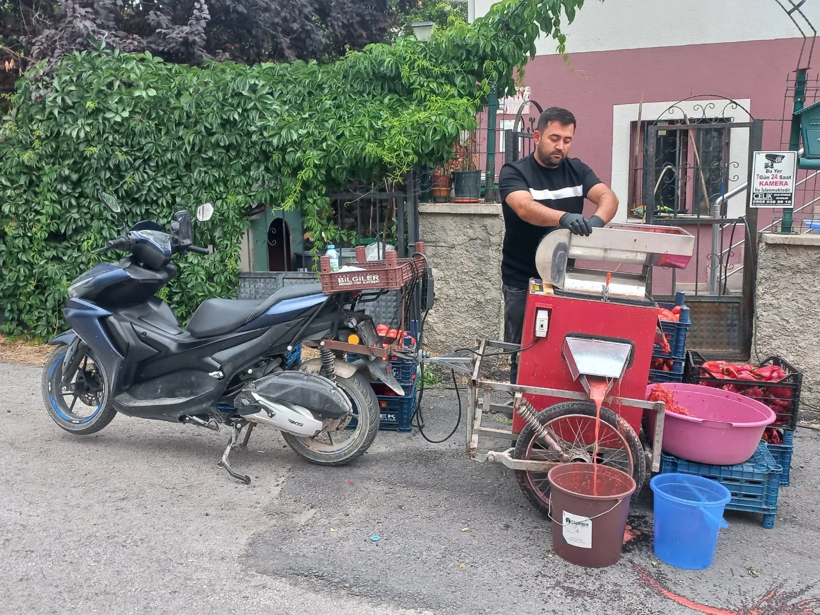Muhtardan mahalle sakinlerine ücretsiz salça hizmeti