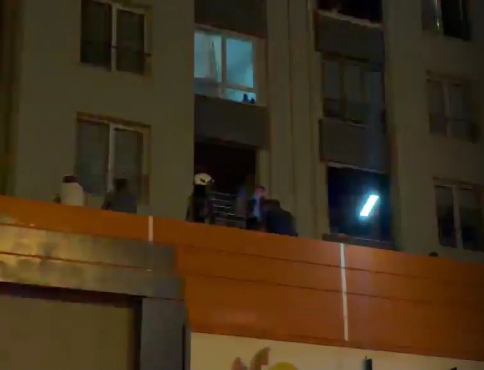 Kayseri’de 13. kattaki yangında ev sahibi balkondan düşerek öldü