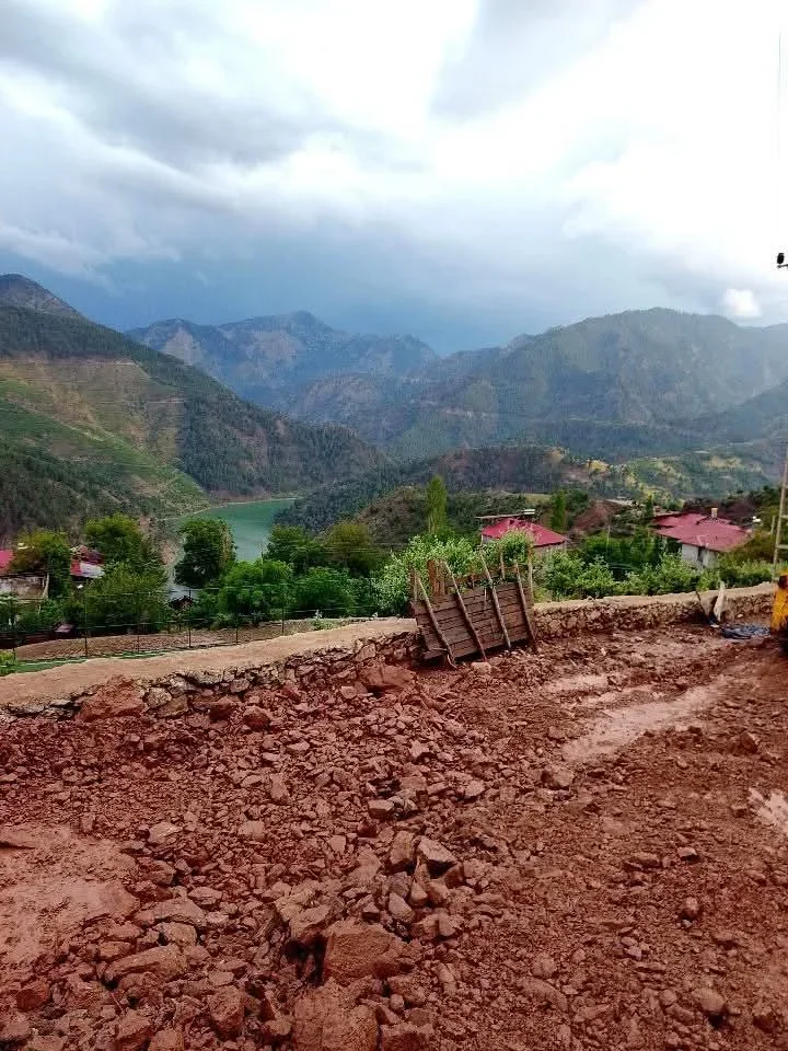 Yahyalı'da sel nedeniyle kapanan mahalle yolu ulaşıma açıldı