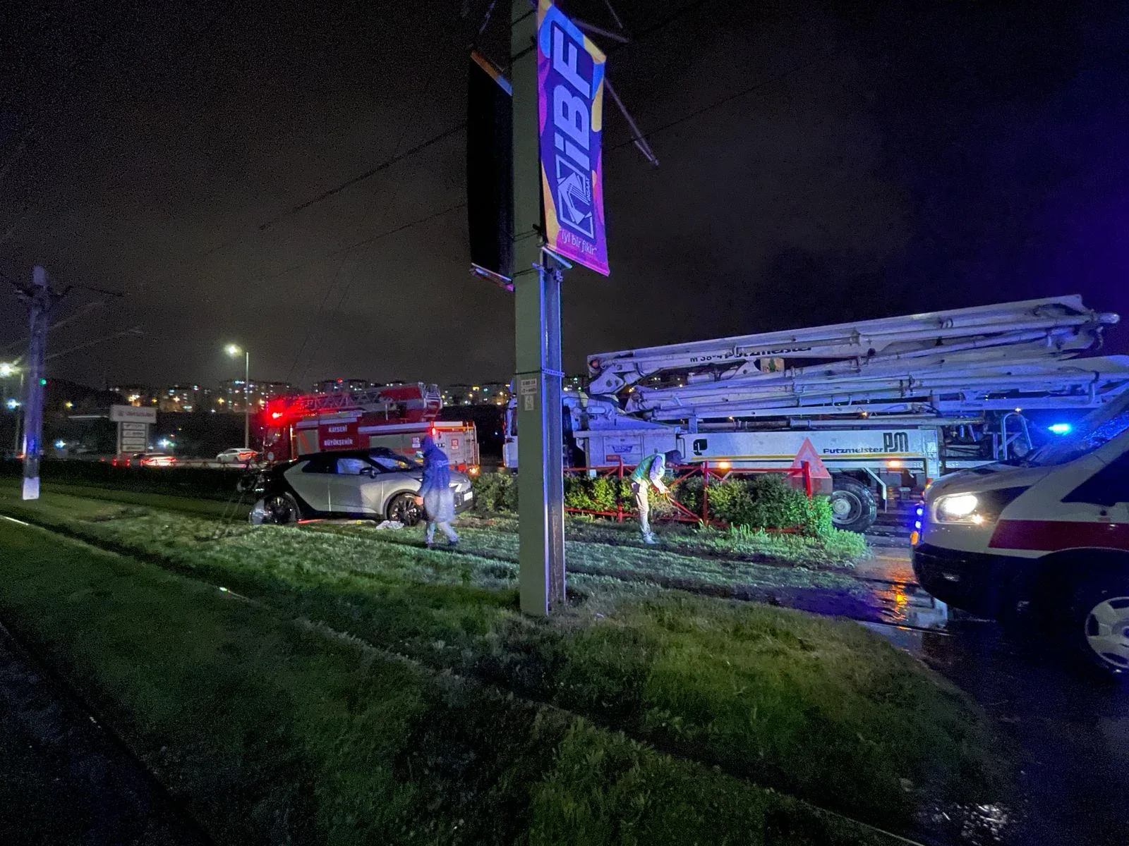 Kayseri’de kamyonla çarpışan otomobil tramvay yoluna girdi: 1 yaralı