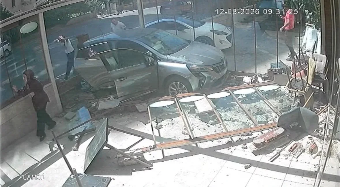 Kayseri’de otomobil fırına girdi: o anlar kamerada