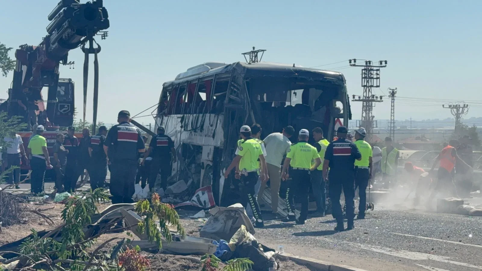 Kayseri’de yolcu otobüsü devrildi: 1 ölü, 23 yaralı