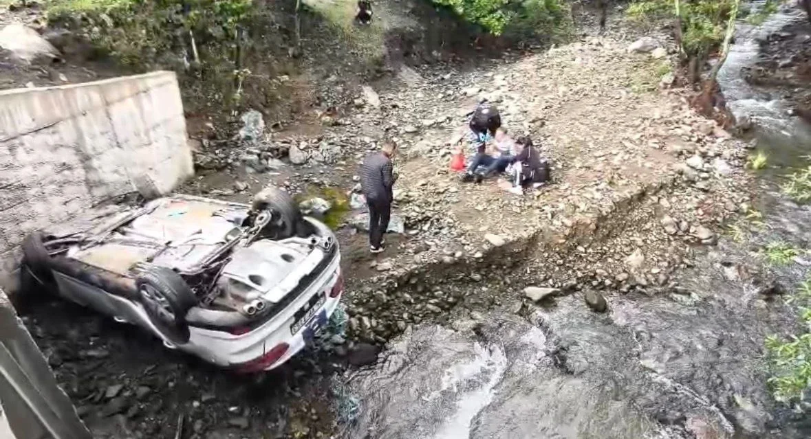 Otomobilin Köprüden Devrildiği Kazada 2 Kardeş Yaralandı