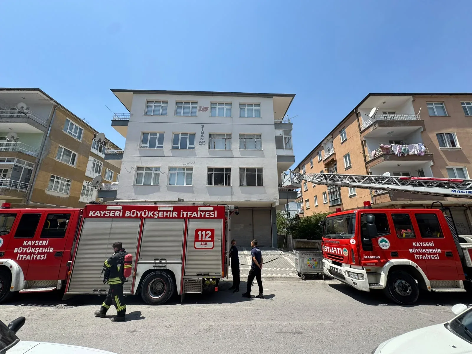 Kayseri’de 3 katlı binada yangın