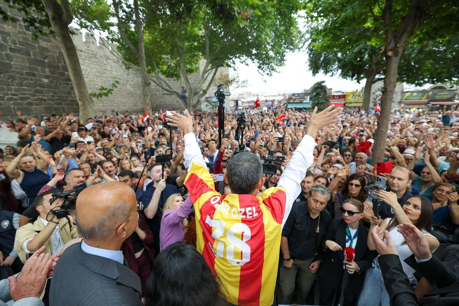 Özgür Özel: Bundan sonra siyasi tartışmalarla oy devşirme oyunlarına asla gelmeyeceğiz