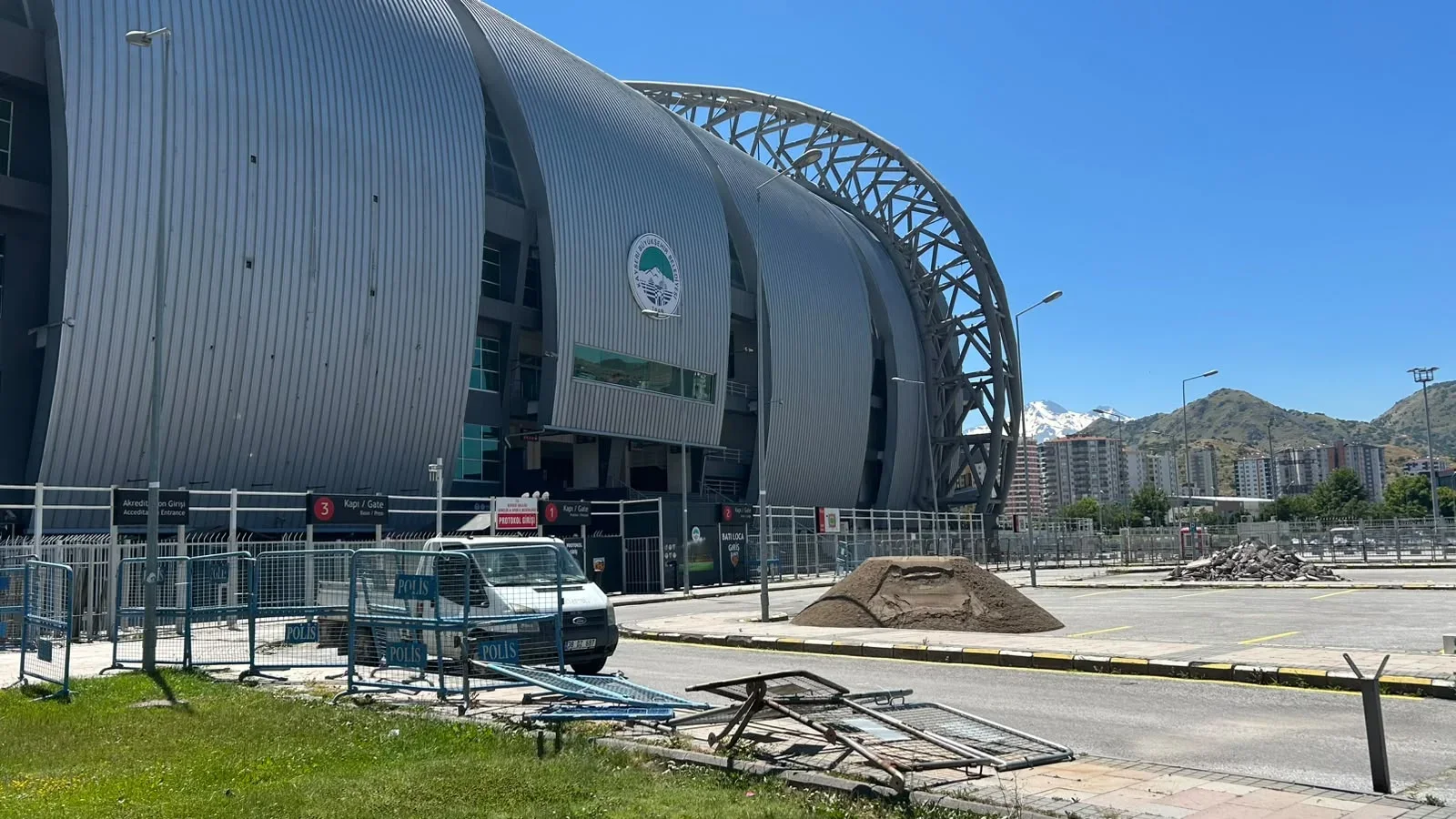 Kayserispor’un maçlarını oynadığı stadyumda tadilat
