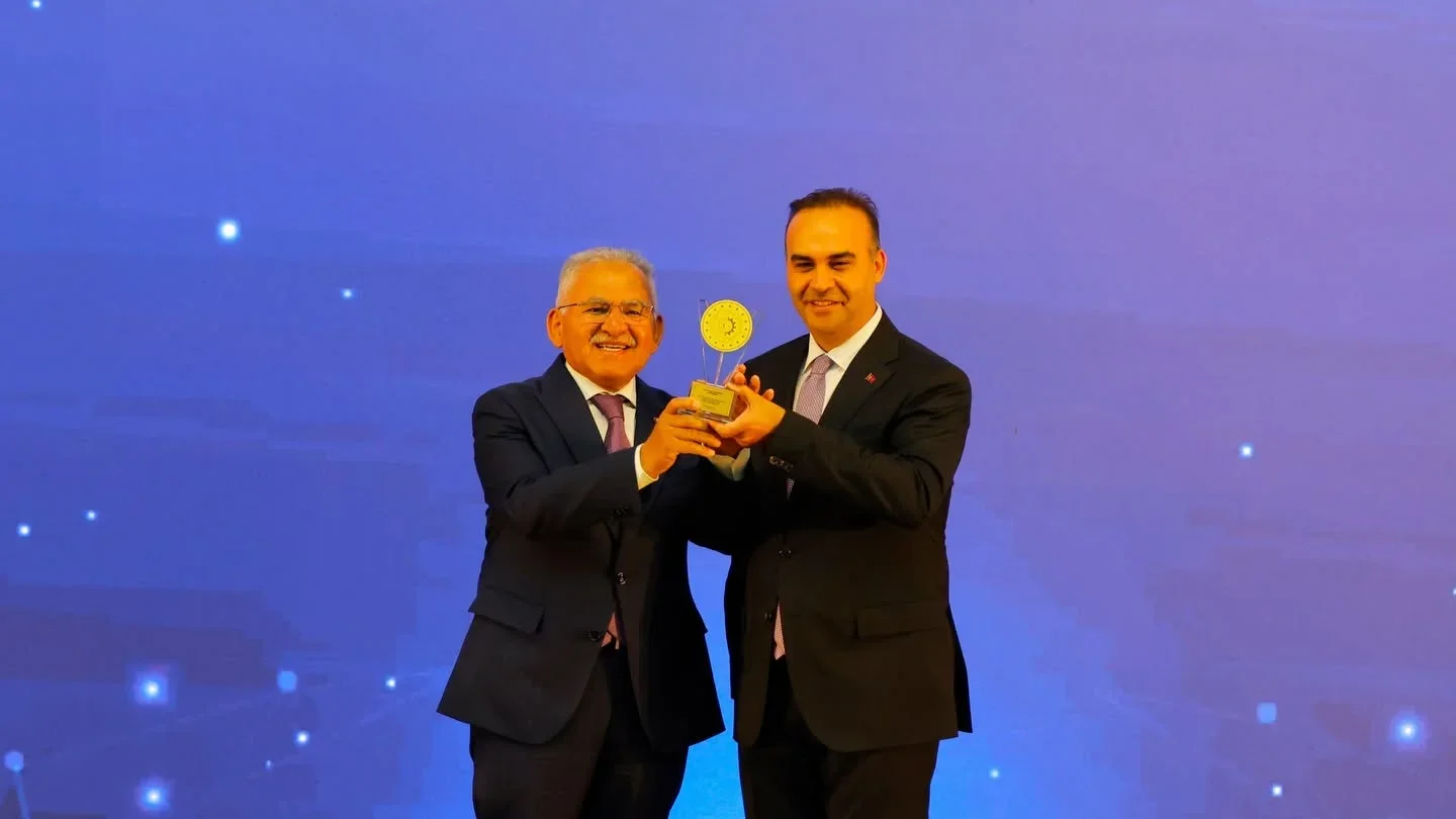 Başkan Büyükkılıç, RES projesiyle verimlilik ödülünü Bakan Kacır'ın elinden aldı