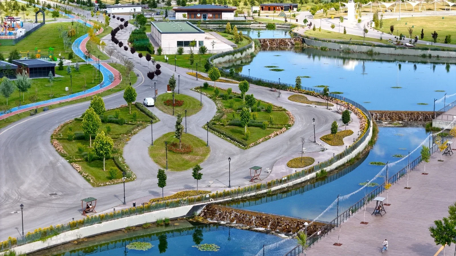 Kayseri’nin dört bir yanı rengarenk çiçeklerle donatılıyor