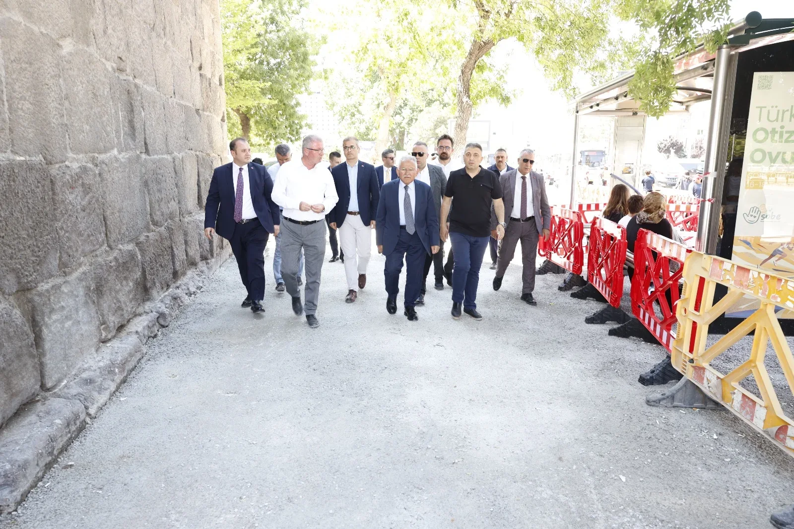 Başkan Büyükkılıç, Cumhuriyet Meydanı'ndaki yenileme çalışmalarını inceledi