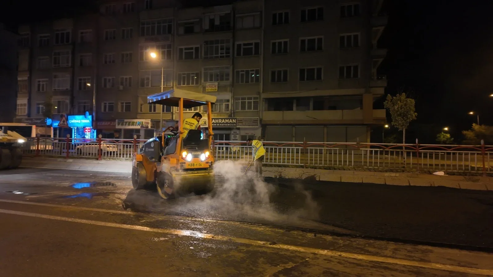 Büyükşehir’den Yoğunburç alt geçidinde gece yarısı asfalt mesaisi