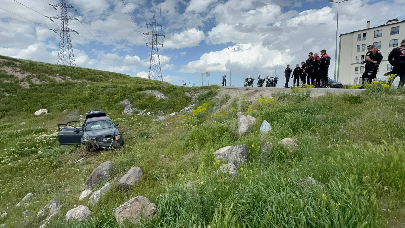 Polisten kaçan ehliyetsiz sürücü otomobiliyle şarampole yuvarlanınca yakalandı