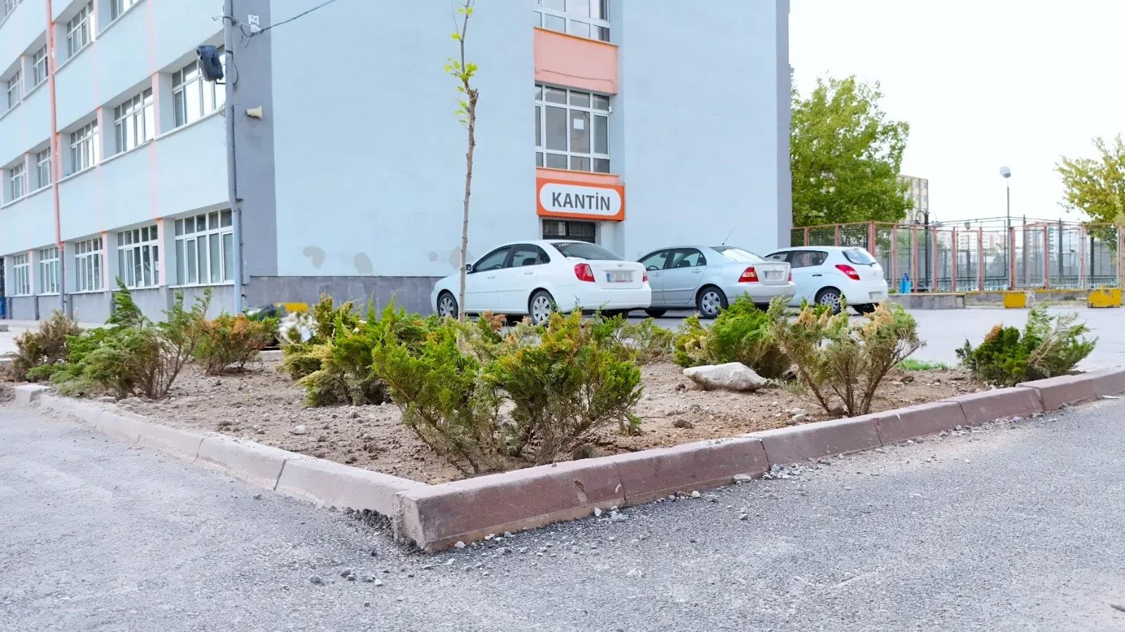 Büyükşehir, kentteki eğitim kurumlarının fiziki koşullarının iyileştirilmesine katkı sağlıyor