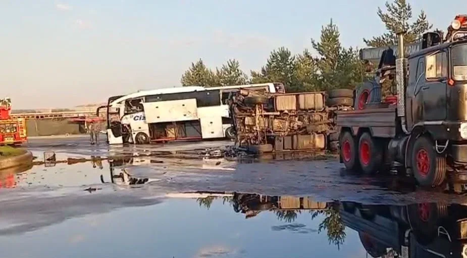 Kayseri'de yolcu otobüsü ile yakıt tankeri çarpıştı: 35 yaralı