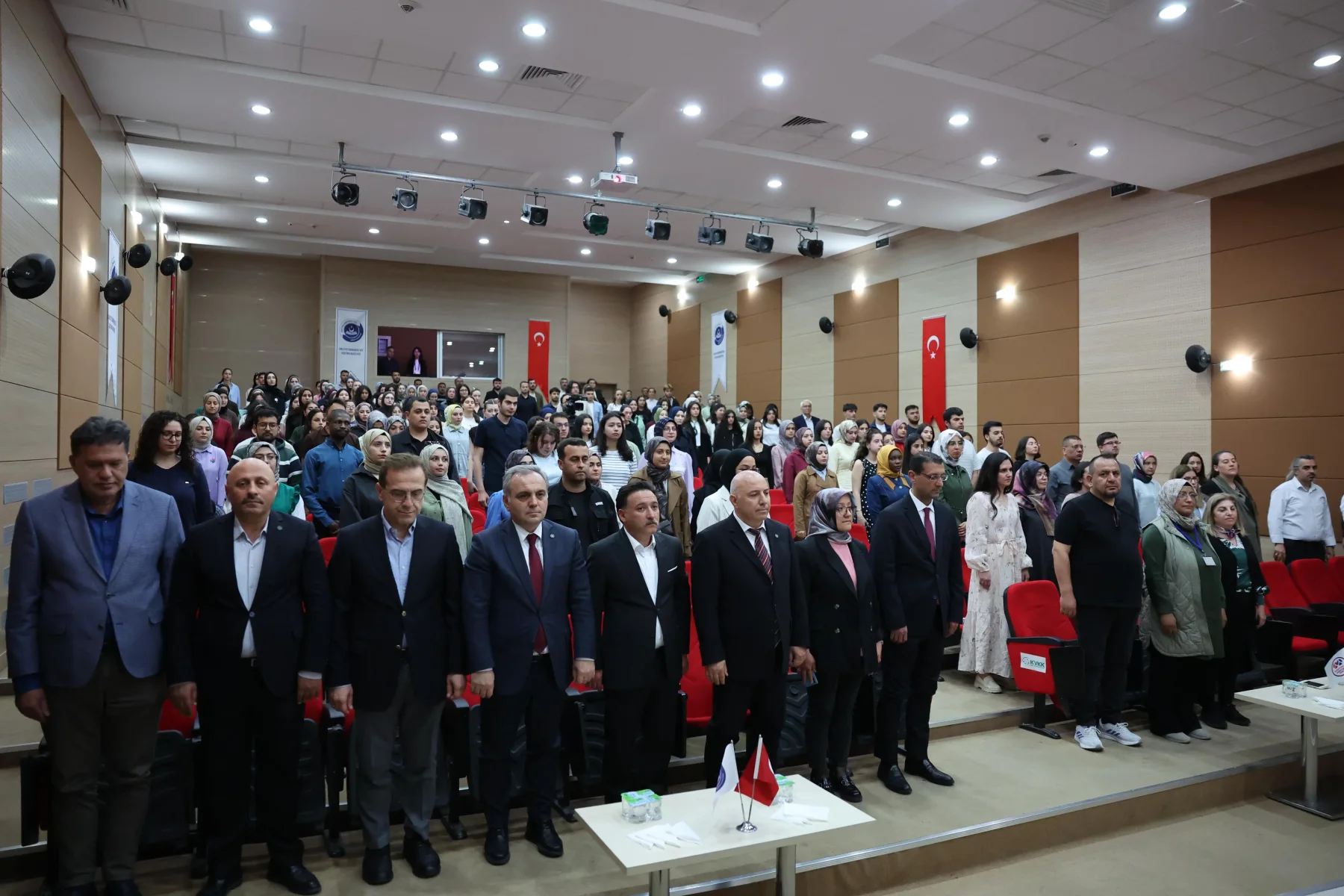 Vali Çiçek, öğrencilerle panelde buluştu