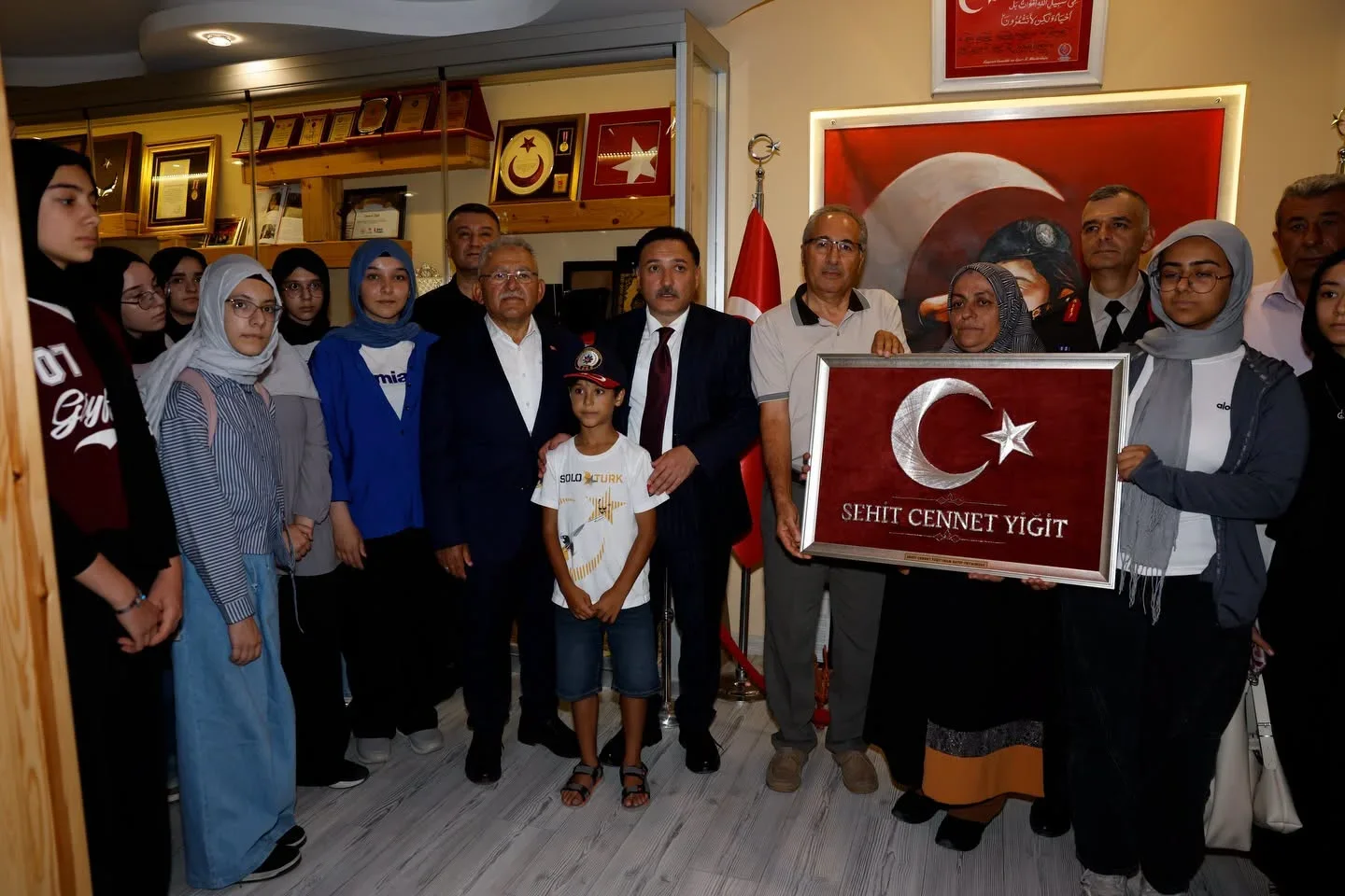 Vali Çiçek ve Başkan Büyükkılıç, 15 Temmuz Şehitleri Doğanay ve Yiğit'i Kabirleri Başında Andı