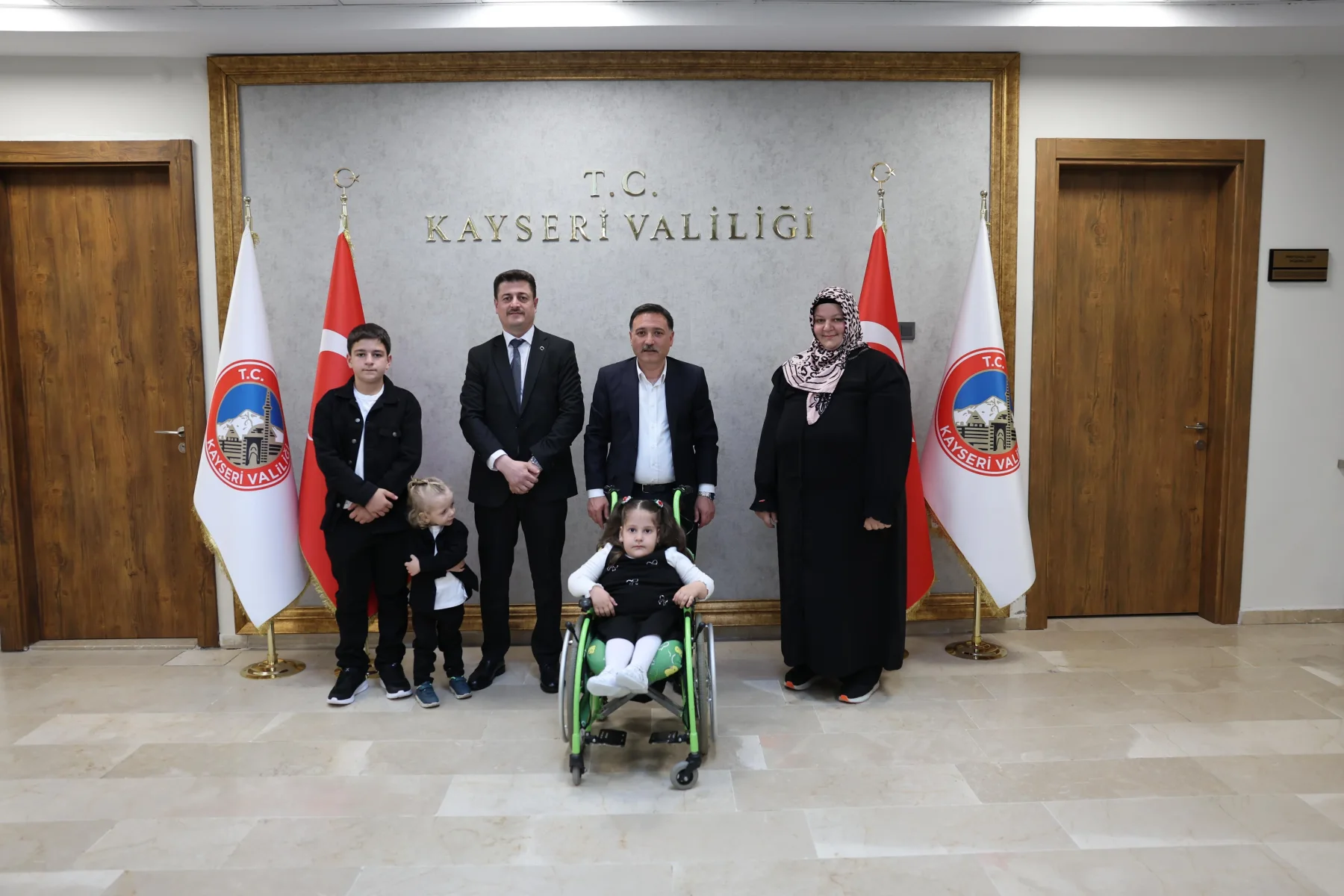 Vali Çiçek, engelli birey Rüveyda Tanış ve ailesini makamında kabul etti