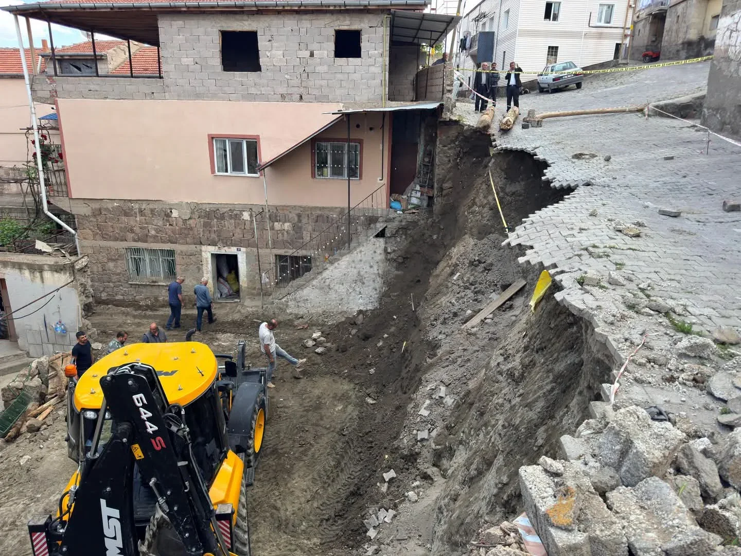 Yeşilhisar'da Heyelan: Sokak Trafiğe Kapatıldı