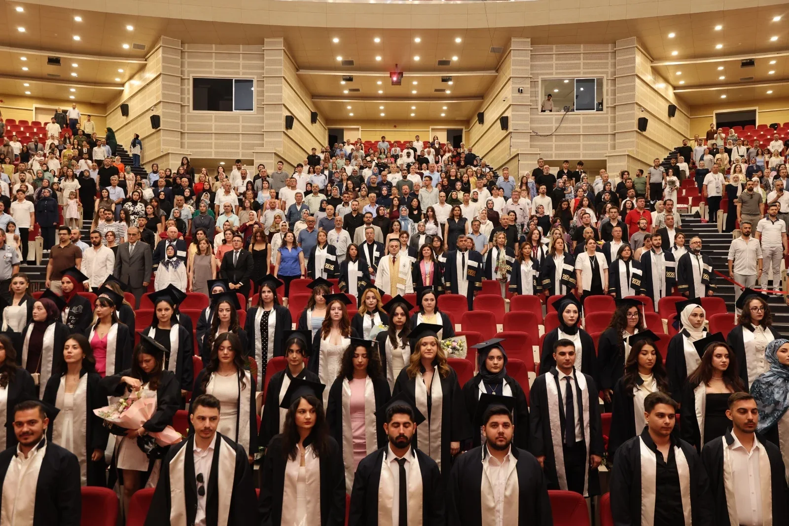 ERÜ Mimarlık Fakültesi’nde mezuniyet sevinci