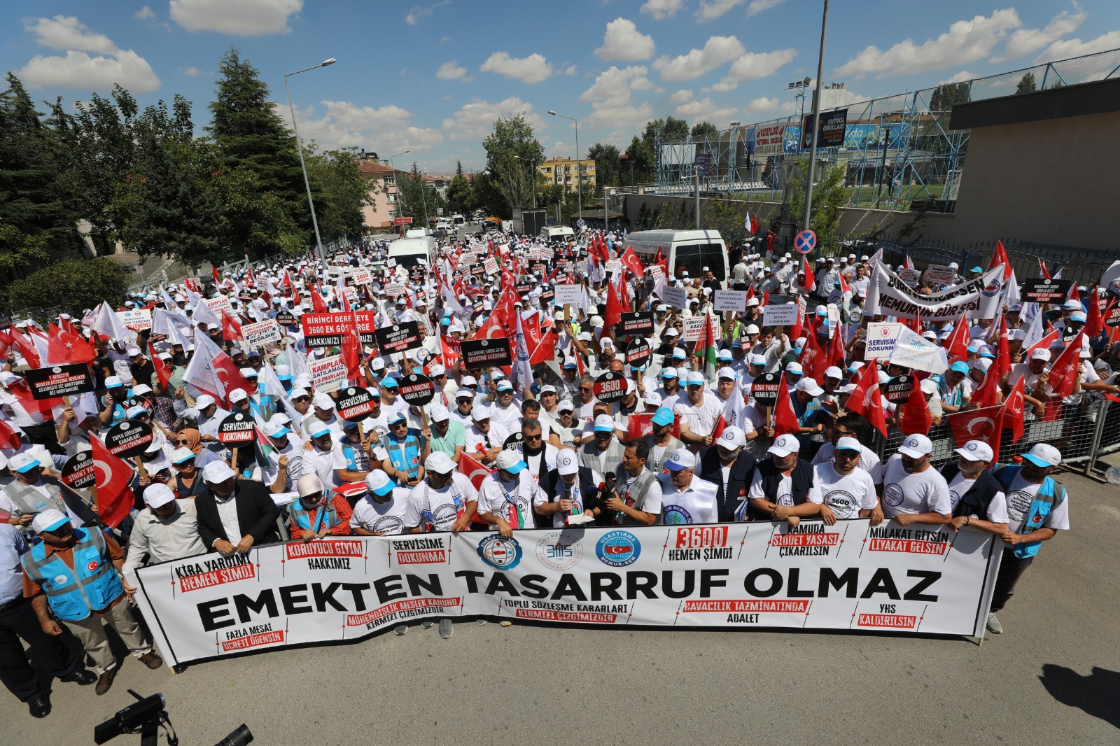 Memur Sendikaları, taleplerini iletmek üzere Ankara’ya yürüdü