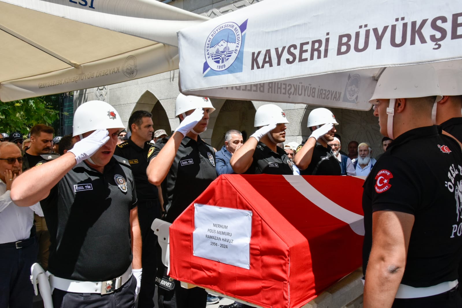 Hastalığına yenik düşen polis memuru Ramazan Havuz son yolculuğuna uğurlandı