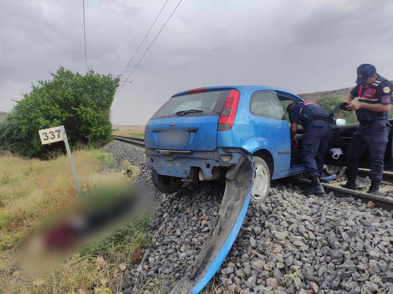 Tren yoluna uçan otomobilin sürücüsü yaşamını yitirdi