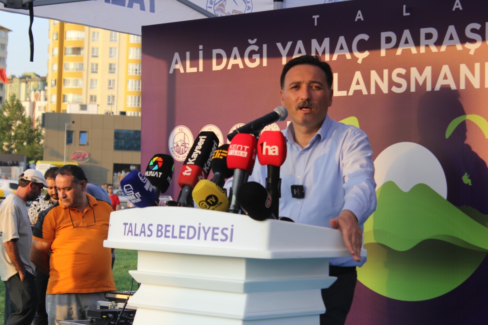 Vali Çiçek, “Herkesi yamaç paraşütü yapmaya Kayseri Talas’a bekliyoruz”